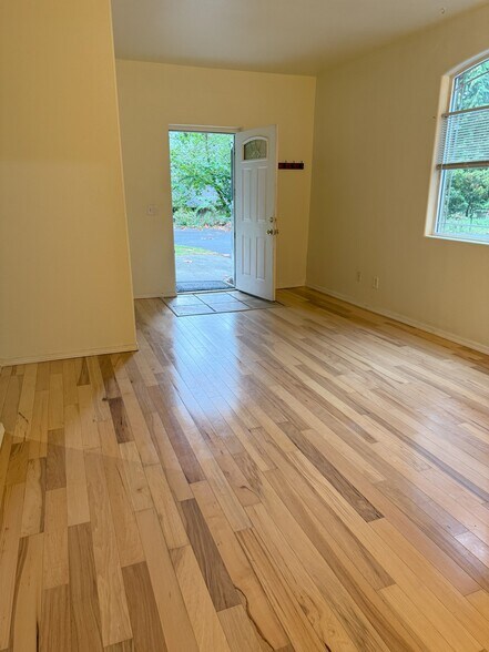 Building Photo - 11425 Juanita Dr NE