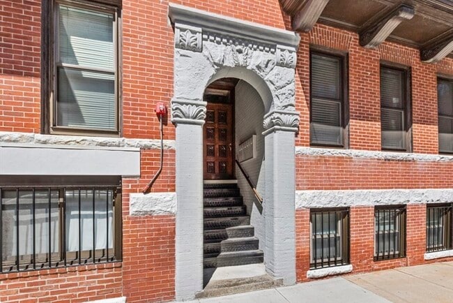 Building Photo - 12 Battery St