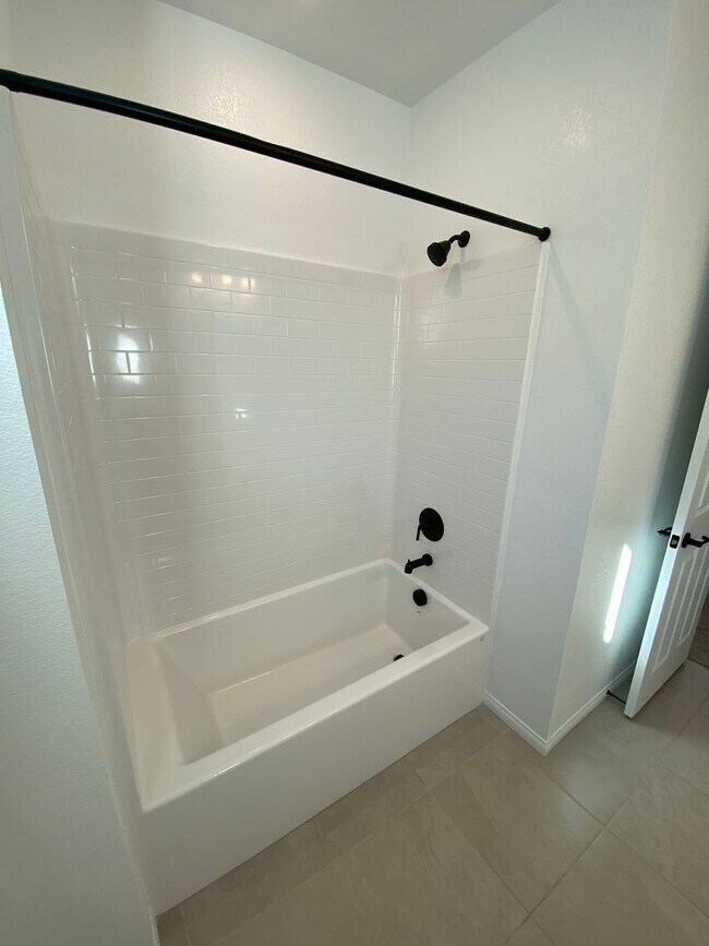 Building Photo - AMERICANA Property Mgmt - 3beds - 2 1/2baths Newly Townhouse in Henderson.