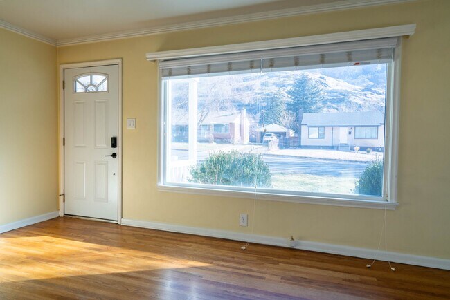 Building Photo - 3 Bed 1.5 Bath Updated Home with Private Fenced Backyard and Mountain Views