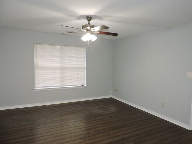 Building Photo - Convenient to interstate, schools & shopping!