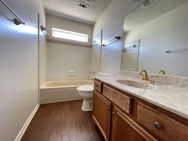 Building Photo - 4714 Mesa Dr