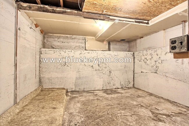 Building Photo - 3 Bed, 1.5 Bath Home with Large Yard and Parking Area in SE Portland