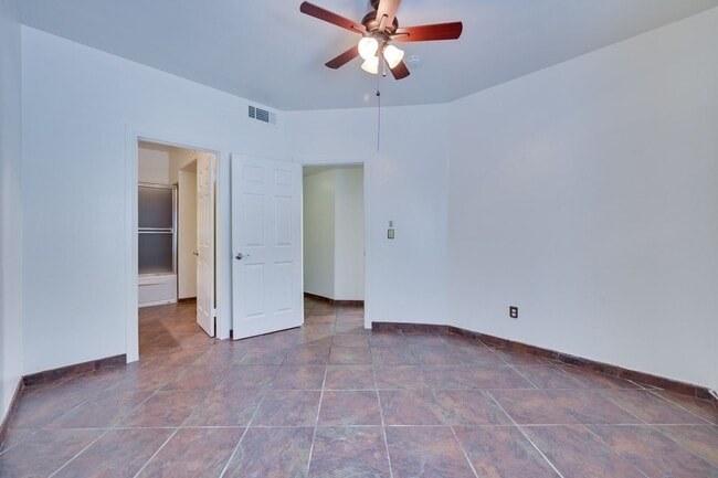Building Photo - Guard Gated!!! Community Pool, Spa!!! Fitn...