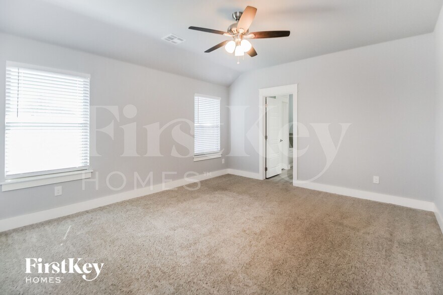 Building Photo - 1603 Village Dr