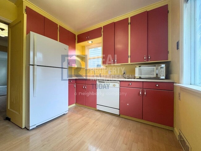 Building Photo - 910 N Union Ave