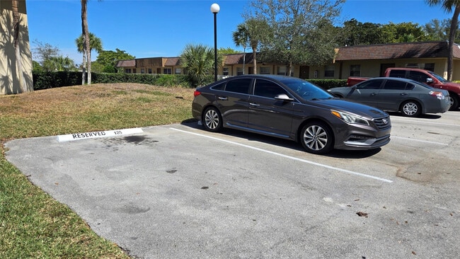 Building Photo - 416 Lakeside Dr