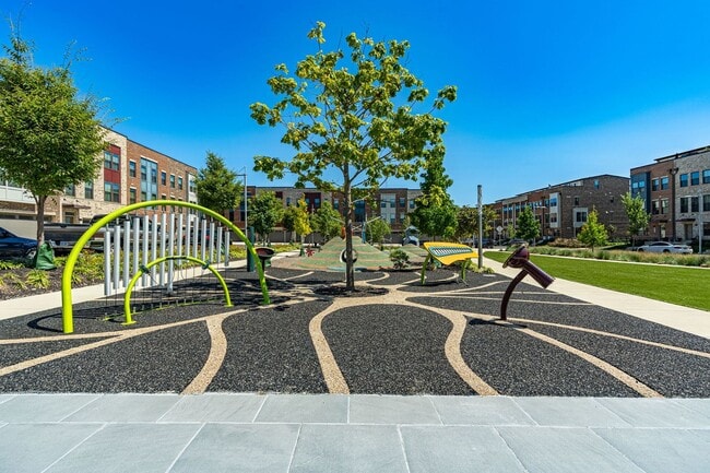 Building Photo - Modern 3 BR Townhome in Village of Towne Square Includes Trash, Cable/internet and Landscaping!