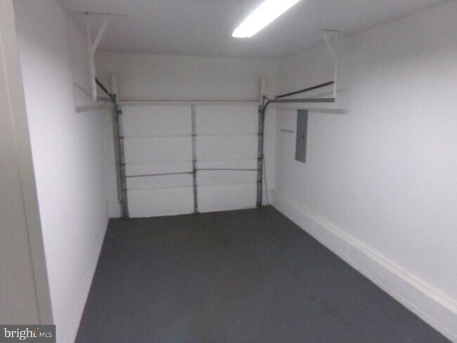 Building Photo - 227 Bayberry St