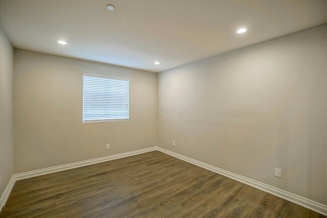 Building Photo - 1118-1118 1/2 W 39th Pl