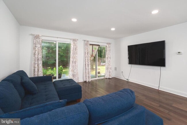 Building Photo - 211 Ross Stevenson Cir