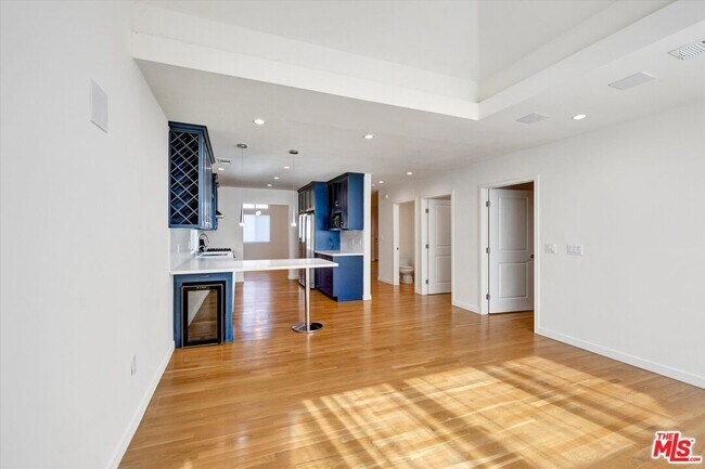 Building Photo - 5400 W 82nd St