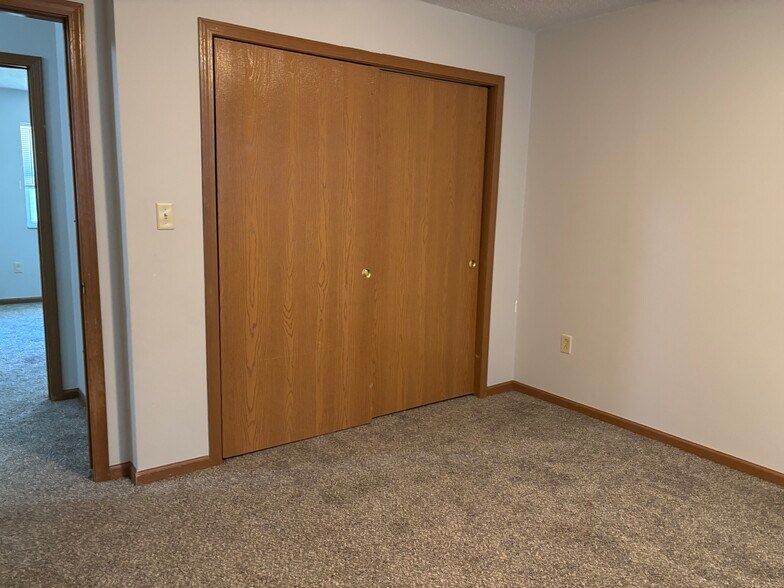 Building Photo - 4937 N River Rd