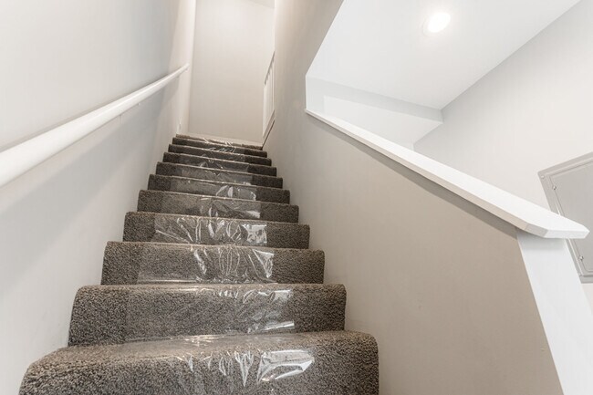 Building Photo - 926 W 32nd Pl