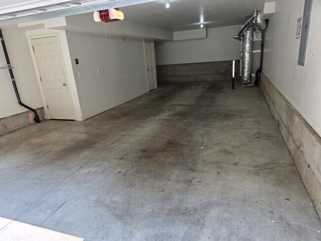 Building Photo - 1468 NE Edgefield St
