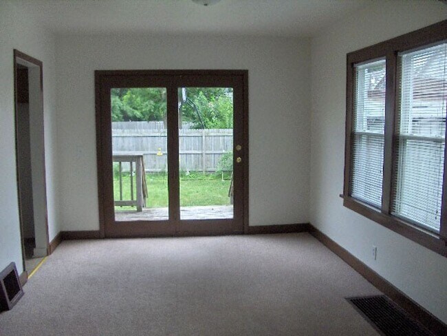 Building Photo - 713 Elmore St