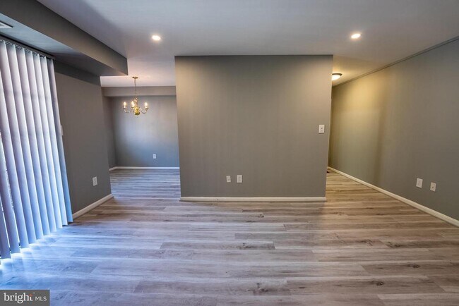 Building Photo - 1533 Colonial Dr
