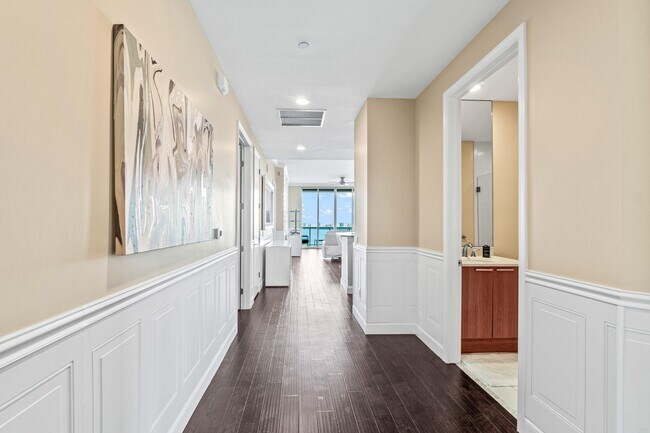 Building Photo - 2650 Lake Shore Dr
