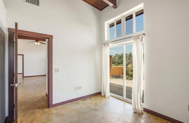 Building Photo - 658 Maple Ln