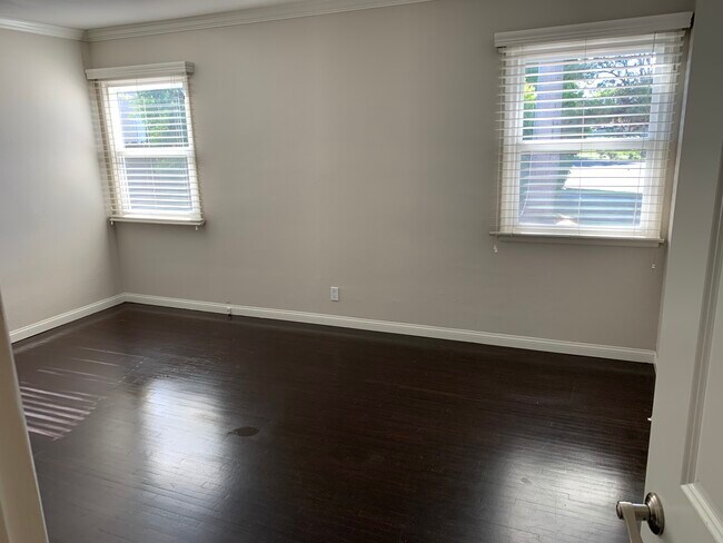Building Photo - 9030 Swinton Ave