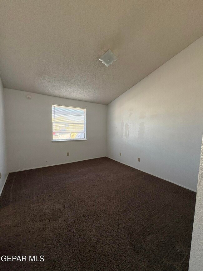 Building Photo - 1922 Lake Omega St