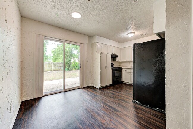 Building Photo - 1627 Surrey Dr