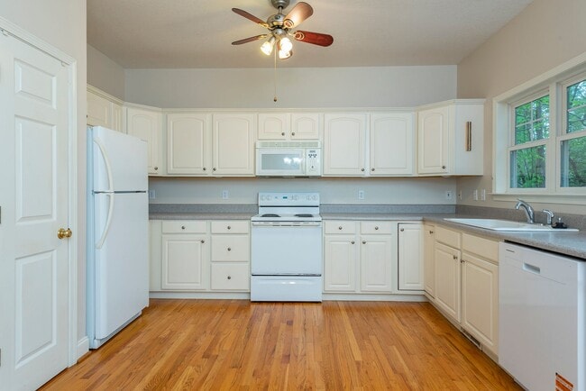 Building Photo - Black Mountain Townhouse Rental!