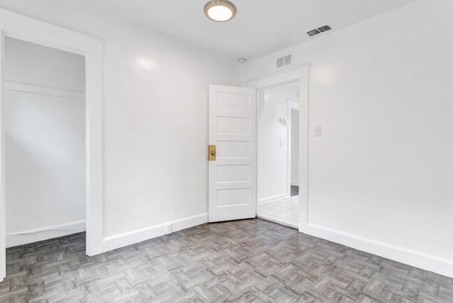 Building Photo - Cute 3bdrm/1bath House ** Section 8 OK ** $1995.00**