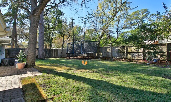 Building Photo - 827 St George Ln