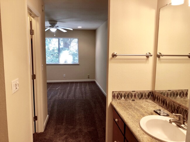 Building Photo - Very Nice 1 bedroom in gated community $1095