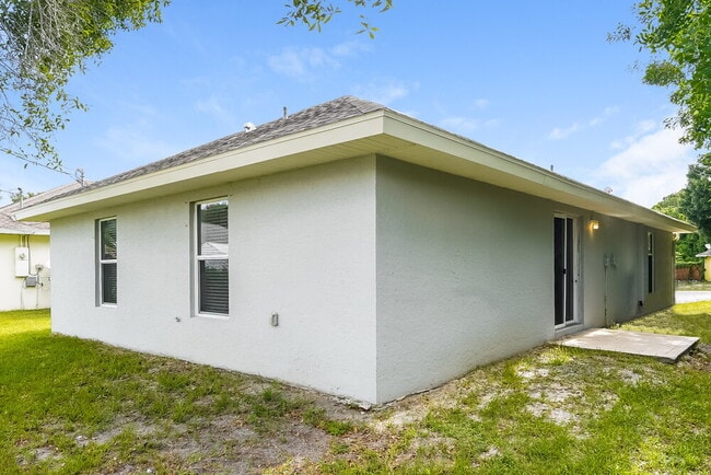 Building Photo - 1535 18th Ave SW