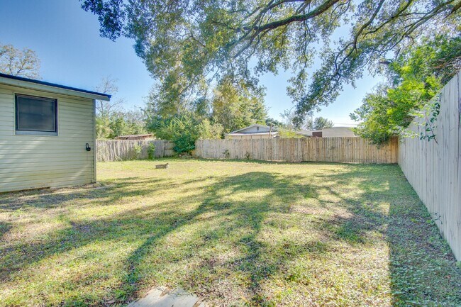 Building Photo - Pensacola 3BR Home with Bonus Den, Hardwood Floors & Fenced Backyard-Coming Available 8/17.