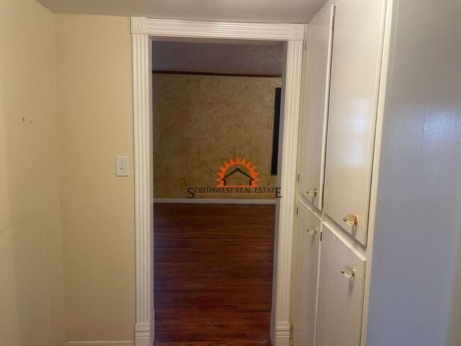 Building Photo - Charming Country home. 2 bed 1 bath