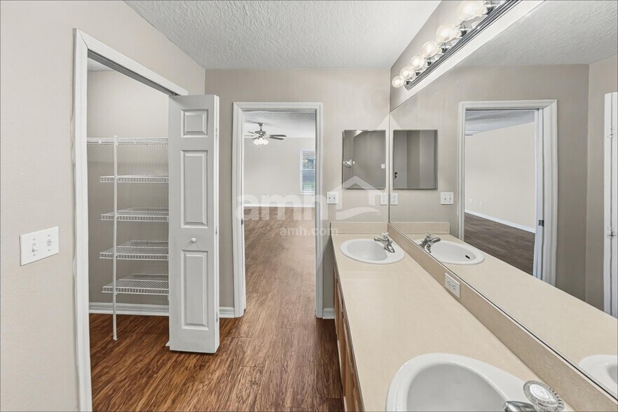 Building Photo - 315 Colony Ct