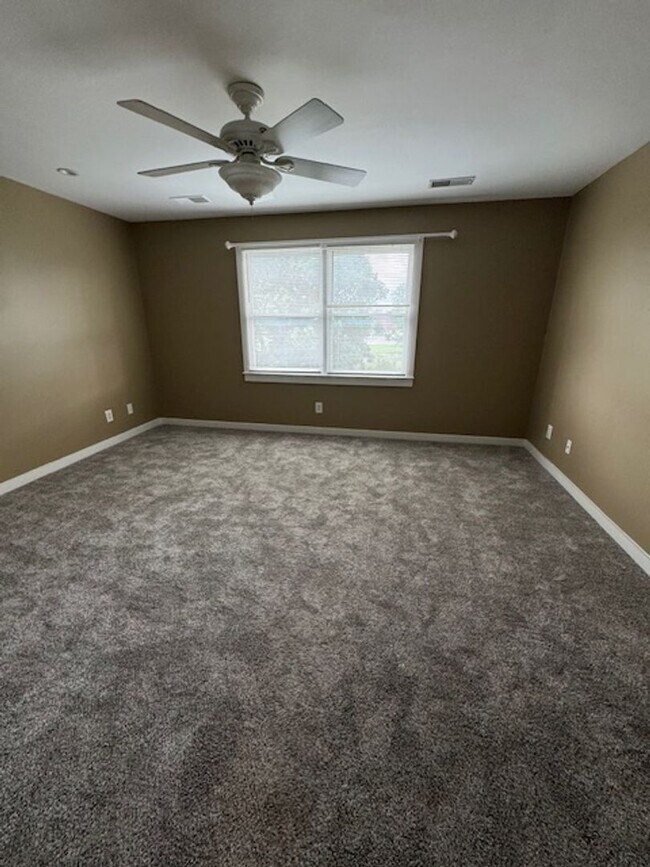 Building Photo - 1037