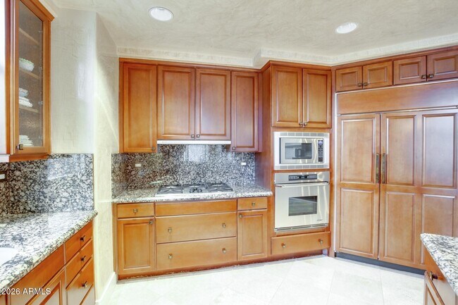 Building Photo - 2211 E Camelback Rd