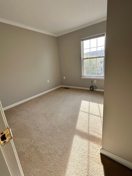 upstairs bedroom 2 - 104 Barrington Ln