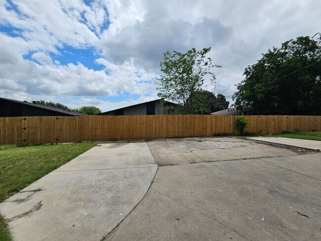 Building Photo - 1727 R Avenue