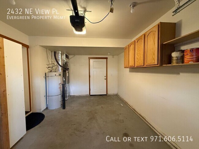 Building Photo - 2432 NE View Pl