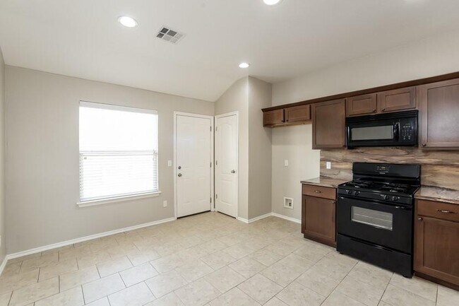Building Photo - 2110 Bradford Ln