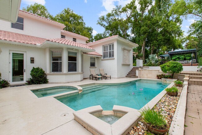 Building Photo - Luxury Rental Available