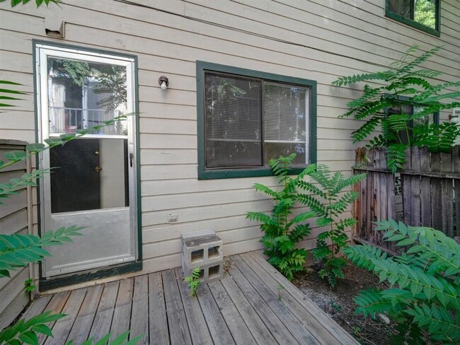 Building Photo - Central Boulder 2 Story Spacious Townhome