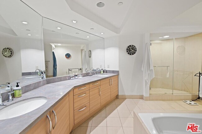 Building Photo - 13650 Marina Pointe Dr