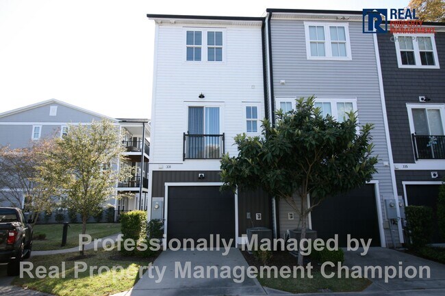 Building Photo - Bright & Open End Unit Townhome