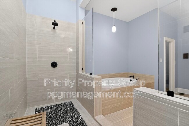 Building Photo - 16205 Riverpointe Dr