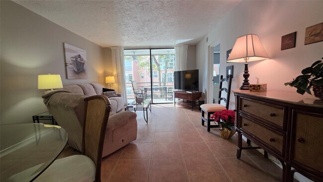 Building Photo - 2801 Somerset Dr