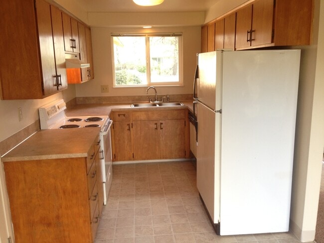 Building Photo - 3 bedroom home with large bonus room and f...