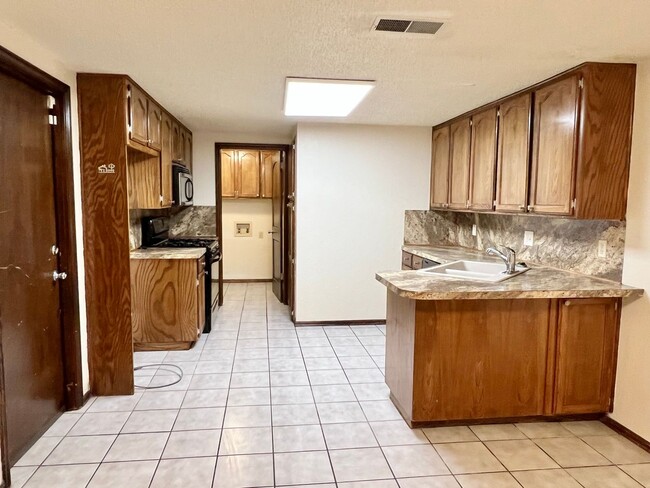 Building Photo - 4-bed 2-bath 2-car For lease SW Moore