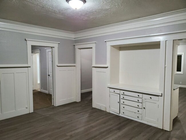 Building Photo - Beautifully Remodeled 5 Bedroom Home.