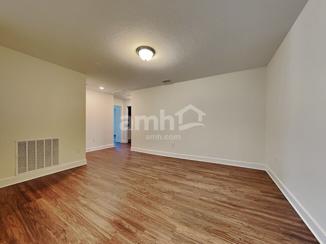 Building Photo - 921 Walden Pond Dr